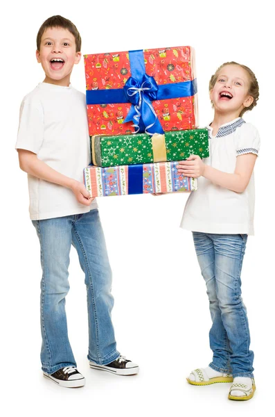 Дві дитини з подарунковими коробками — стокове фото