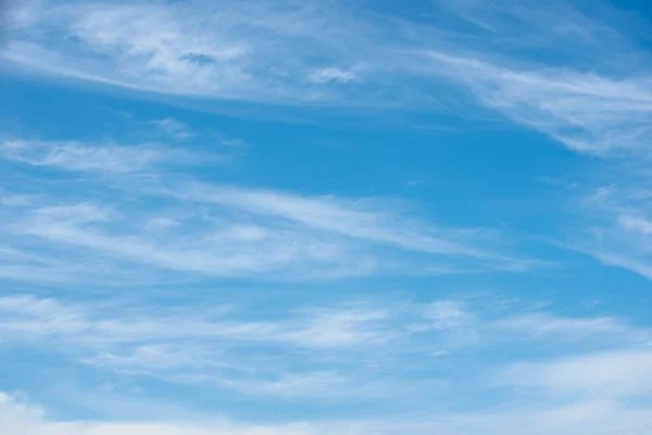 Fond bleu ciel avec des nuages blancs — Photo