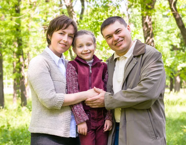 Familie im Park — Stockfoto