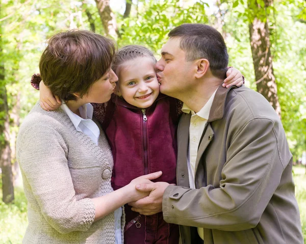 Familie im Park — Stockfoto