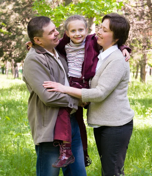 Familie im Park — Stockfoto