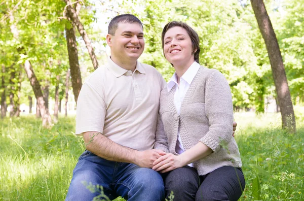 Casal no parque — Fotografia de Stock