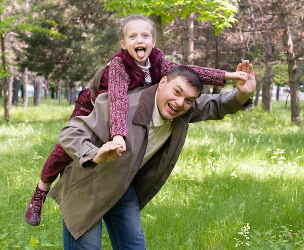 Apa és lánya a parkban. — Stock Fotó