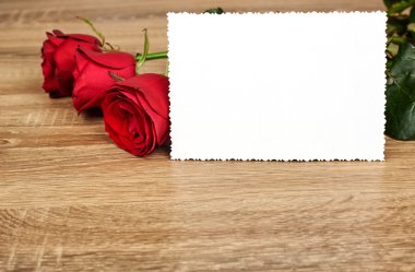 Ahşap üzerine kırmızı gül çiçek