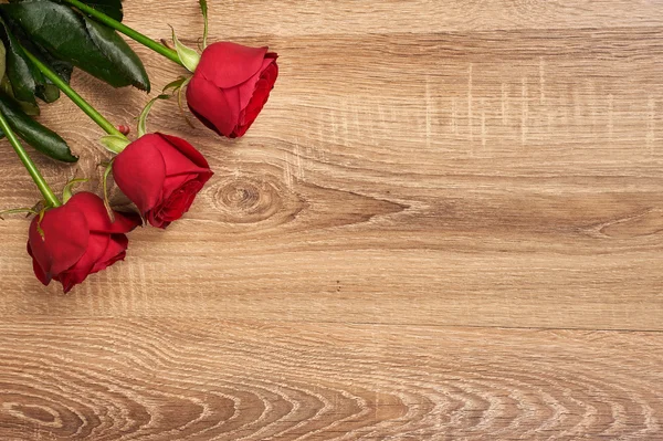 Czerwony kwiat róży na drewno — Zdjęcie stockowe