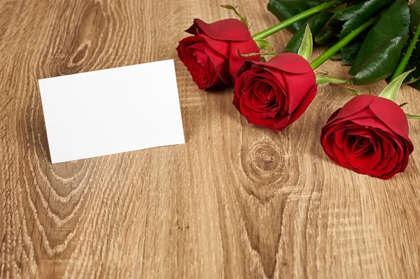 Červená růže květ na dřevo — Stock fotografie