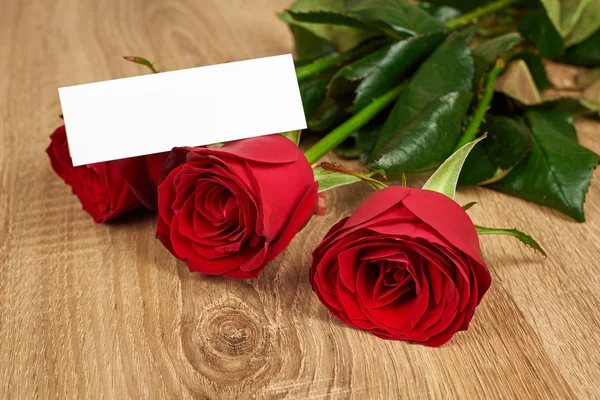 Rosa roja flor en madera — Foto de Stock