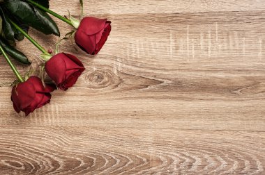 Ahşap üzerine kırmızı gül çiçek