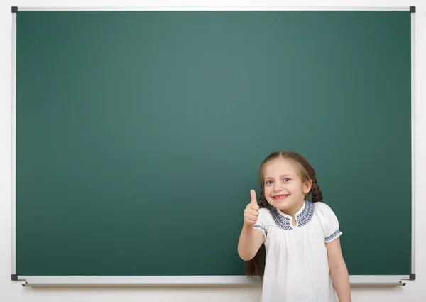 Schoolmeisje in de buurt van schoolbestuur — Stockfoto