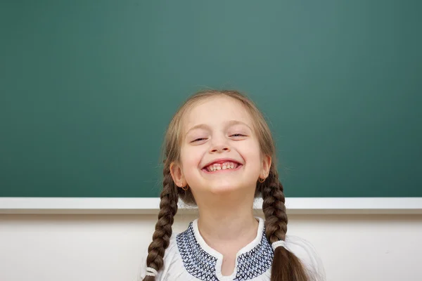 Colegiala cerca de la junta escolar — Foto de Stock