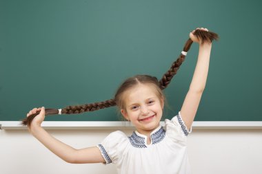 liseli kızlar okul yönetimi yakınındaki