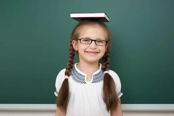 Schoolmeisje in de buurt van schoolbestuur — Stockfoto