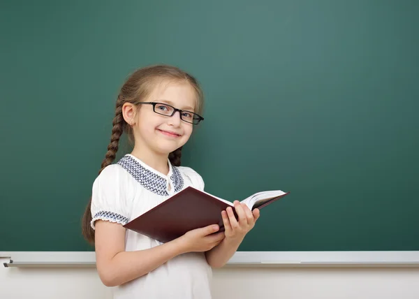 Gadis sekolah dekat dewan sekolah — Stok Foto