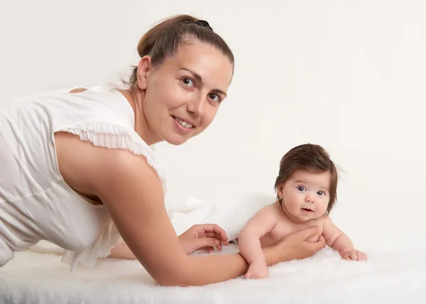 Madre y bebé en blanco — Foto de Stock