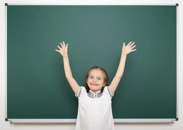 Schoolmeisje in de buurt van schoolbestuur — Stockfoto