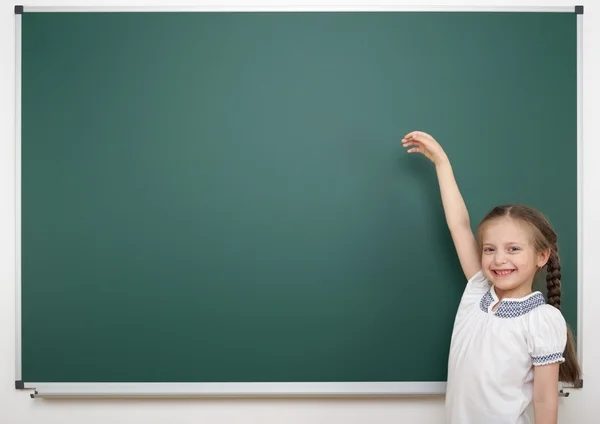 Schoolmeisje in de buurt van schoolbestuur — Stockfoto