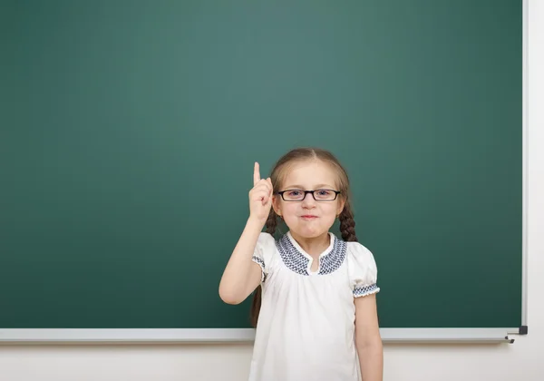 Studentessa vicino consiglio scolastico — Foto Stock