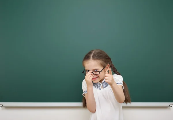 Schoolmeisje in de buurt van schoolbestuur — Stockfoto