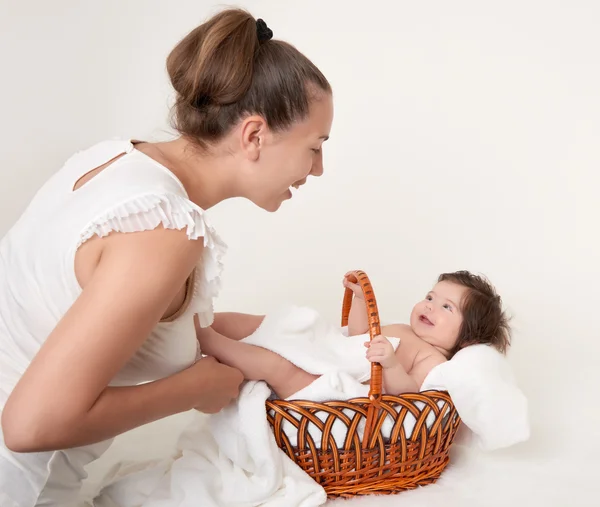 Madre y bebé en blanco —  Fotos de Stock