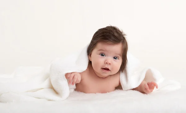 Glückliches Baby auf weiß — Stockfoto