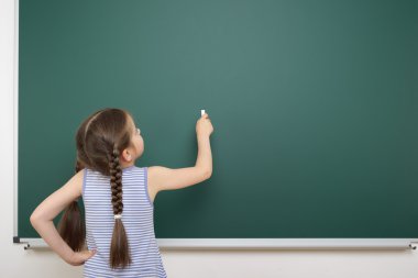 liseli kızlar okul yönetimi yakınındaki