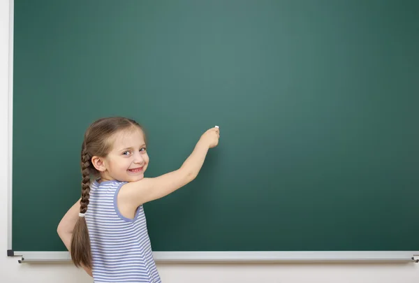 Schoolmeisje in de buurt van schoolbestuur — Stockfoto