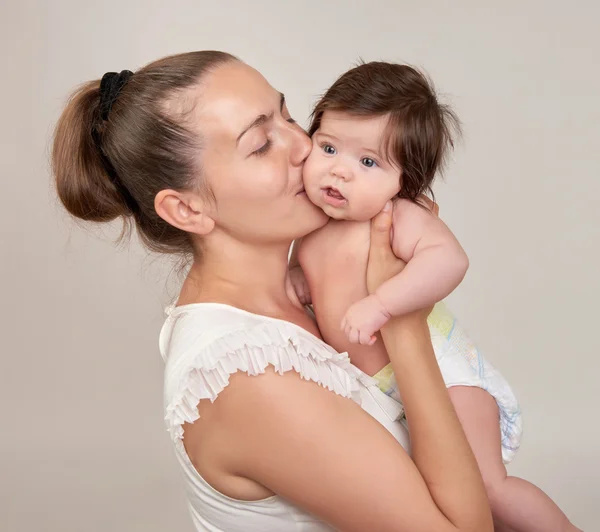 Mutter und Baby auf weiß — Stockfoto