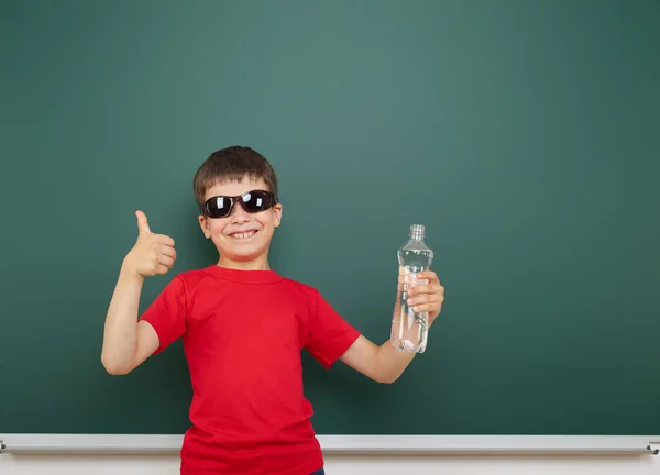 Junge mit Wasserflasche und Schultafel — Stockfoto