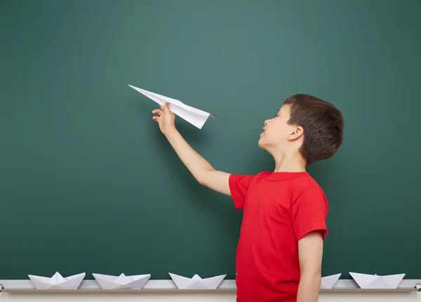 Pojke nära skolans styrelse — Stockfoto