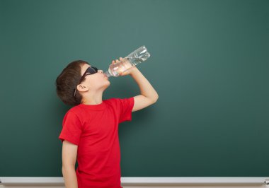 su şişesi ve okul yönetim kurulu bir çocuk