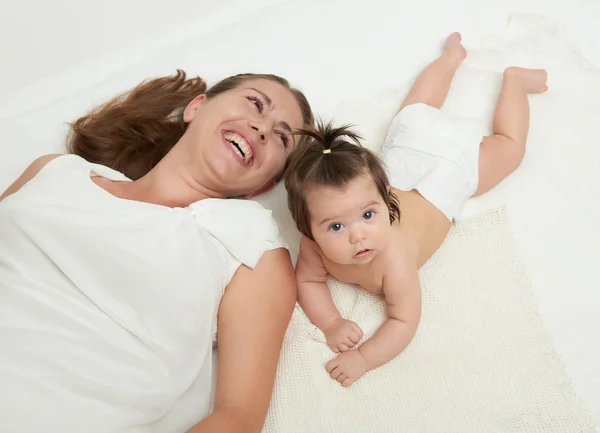 Mutter und Baby auf weiß — Stockfoto