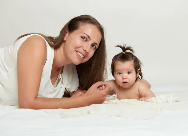 Mutter und Baby auf weiß — Stockfoto