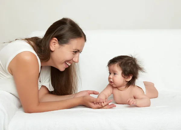 Mutter und Baby auf weiß — Stockfoto