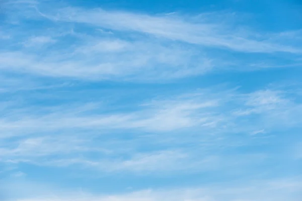 Blauwe hemelachtergrond met zachte witte wolken — Stockfoto