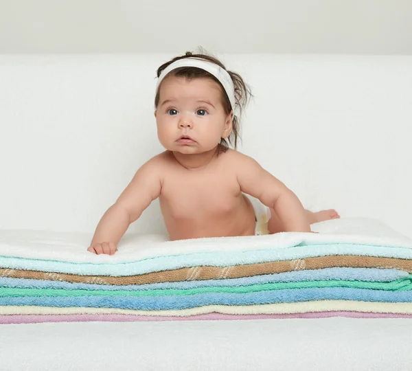 Šťastné dítě na ručník — Stock fotografie