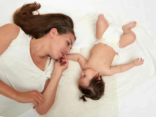 Mãe e bebê em branco — Fotografia de Stock