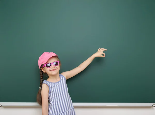 Ragazza vicino consiglio scolastico — Foto Stock