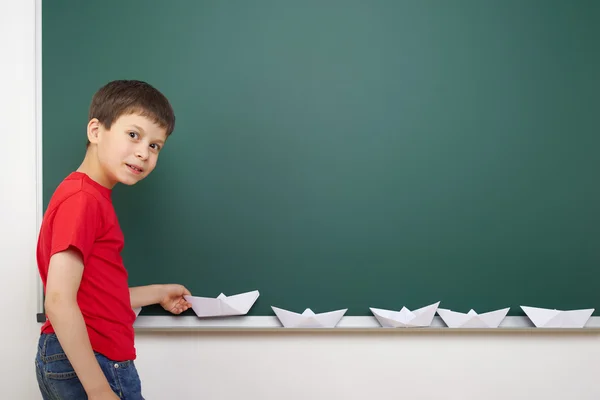 Menino perto do conselho escolar — Fotografia de Stock