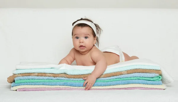 Bebê feliz na toalha — Fotografia de Stock