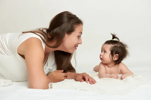 Madre y bebé en blanco —  Fotos de Stock