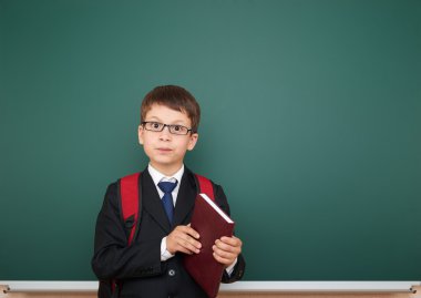 Öğrenci okul yönetimi arka plan üzerinde sırt çantası ile
