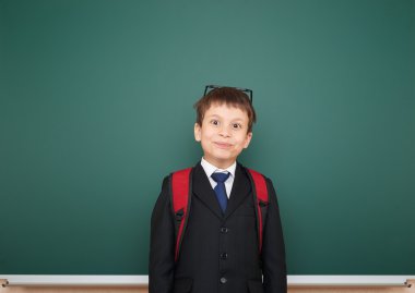 Öğrenci okul yönetimi arka plan üzerinde sırt çantası ile