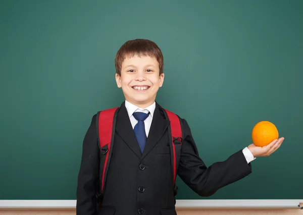 男生与橙色和学校董事会 — 图库照片