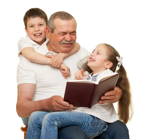 Grand-père et petits-enfants lire le livre — Photo