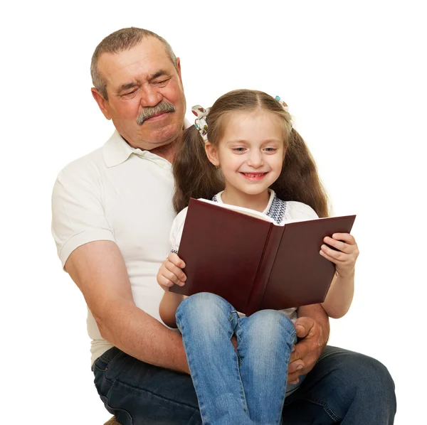 Grand-père et petits-enfants lire le livre — Photo