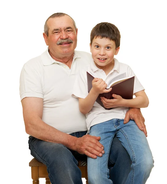 Avô e netos ler livro — Fotografia de Stock