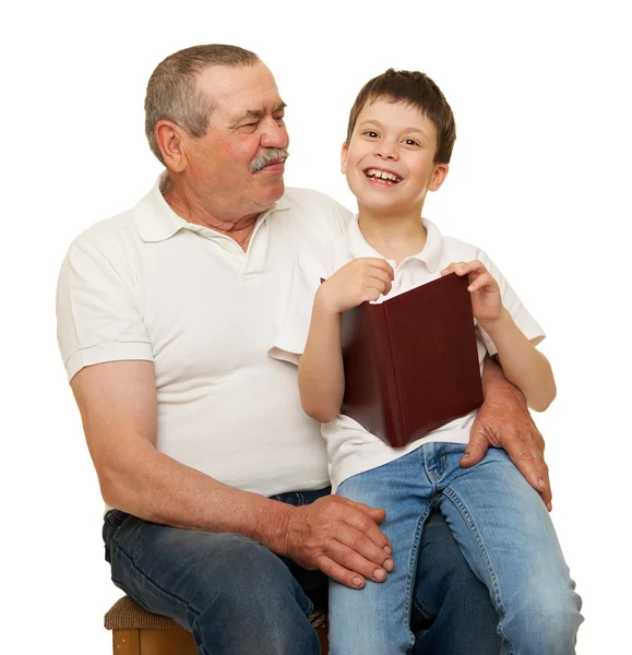 Abuelo y nietos leen libro — Foto de Stock