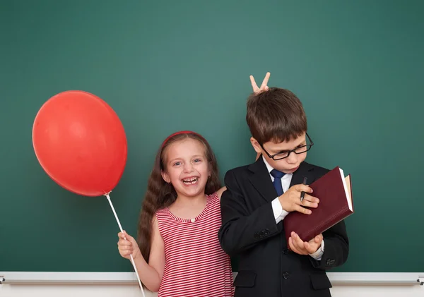 Niño y niña cerca de la junta escolar — Foto de Stock