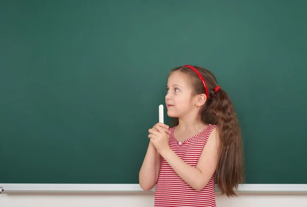 Ragazza scrivere sul consiglio scolastico — Foto Stock