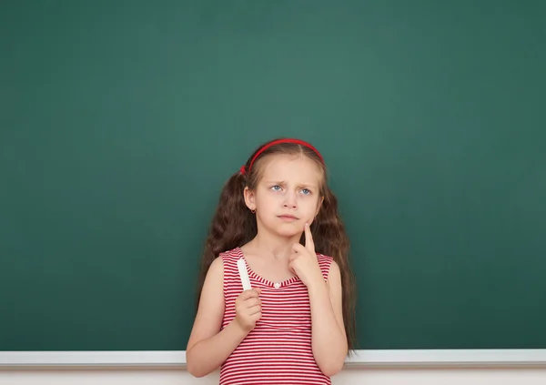 Mädchen schreiben auf die Schultafel — Stockfoto